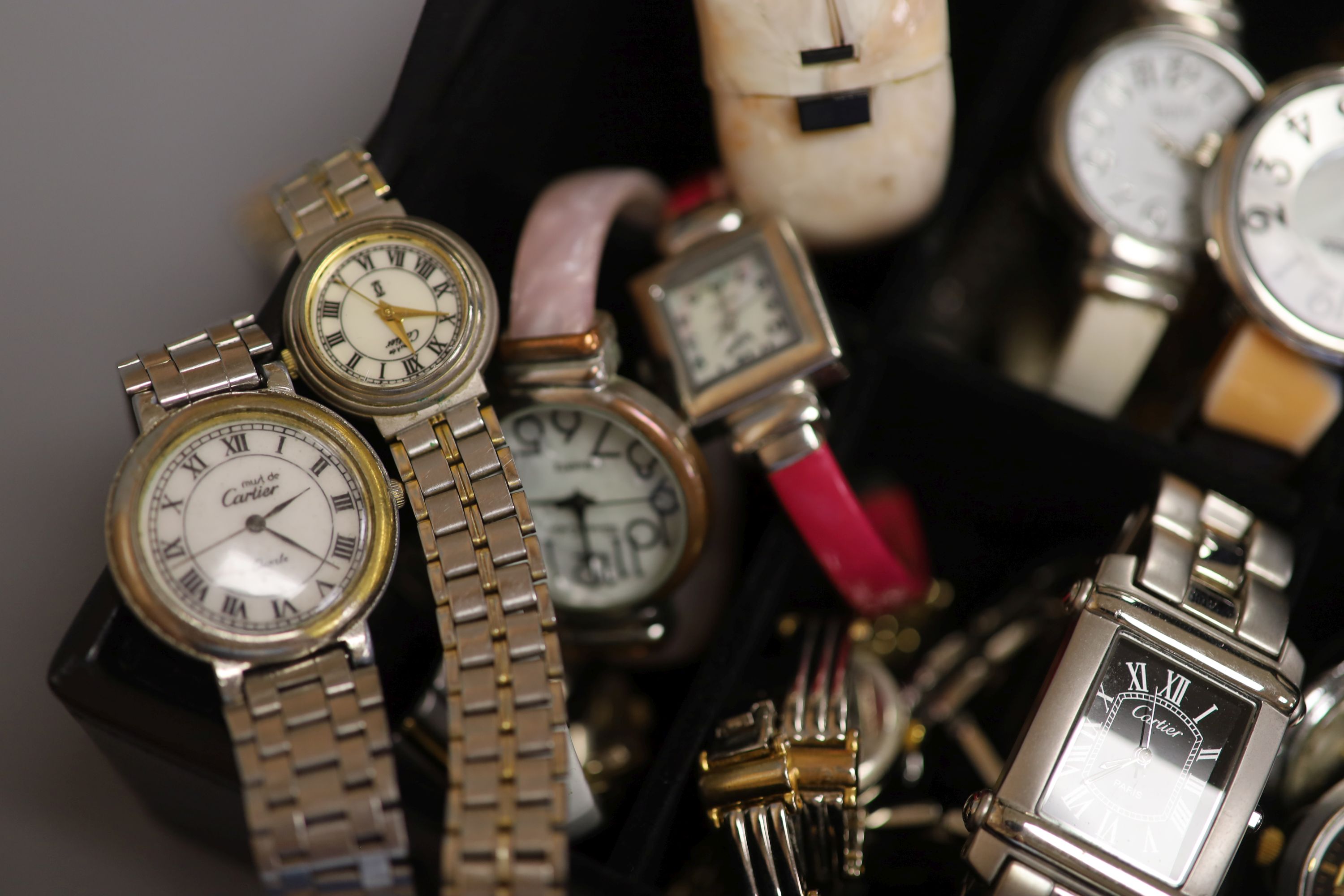 A collection of lady's and gentlemen's quartz and other wristwatches including Seiko.